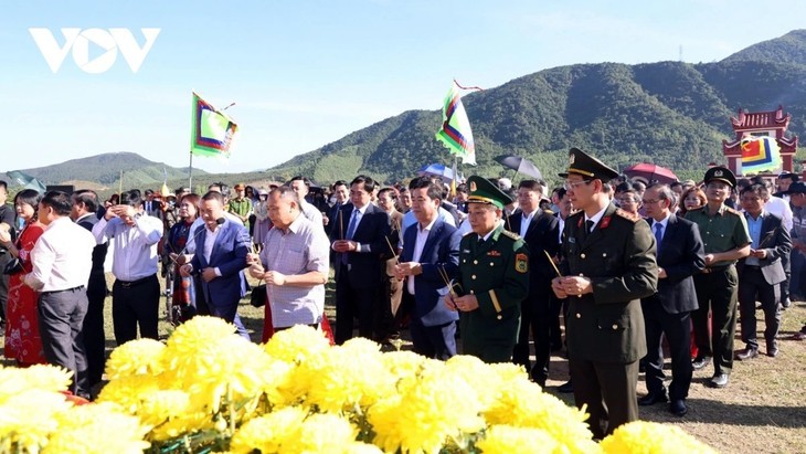 De nombreux fonctionnaires et habitants de la province de Binh Dinh ont offert de l'encens au palais Kinh Thiên, le 1er février. Photo : VOV.