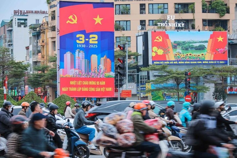 À l’occasion du 95ᵉ anniversaire de la fondation du Parti communiste du Vietnam (3 février 1930 - 3 février 2025), Hanoï est ornée de nombreuses affiches et panneaux de grande taille. Photo: VNA