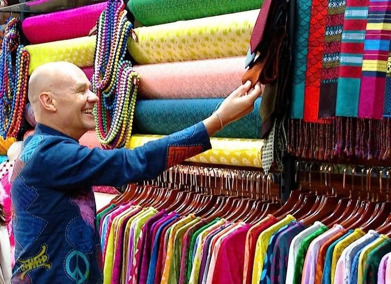 L'ambassadeur des Pays-Bas au Vietnam, Kees van Baar, visite le village de la soie de Van Phuc, Hanoï, à l'occasion du Nouvel An lunaire 2025. Photo : ambassadeur des Pays-Bas au Vietnam.