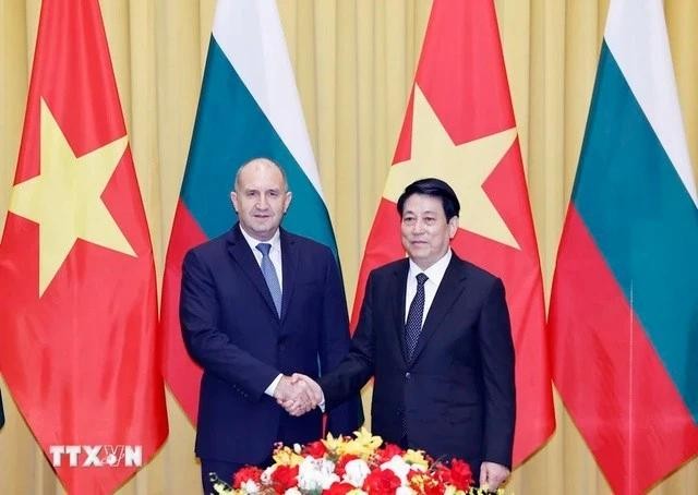 Le président bulgare Rumen Radev (à gauche) et le président vietnamien Luong Cuong se serrent la main. Photo : VNA.