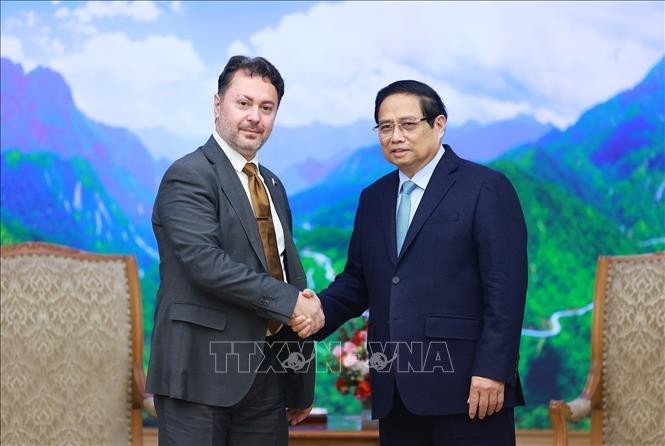 Le Premier ministre Pham Minh Chinh (droite) et l’ambassadeur du Pakistan, Kohdayar Marri. Photo : VNA.