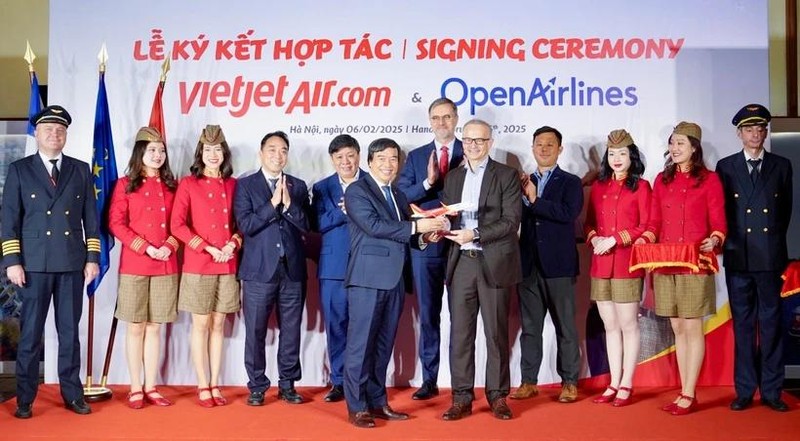 Cérémonie de signature d'un accord de partenariat stratégique entre Vietjet et OpenAirlines. Photo: Vietjet