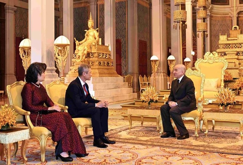 Le nouvel ambassadeur du Vietnam Nguyên Minh Vu (gauche) et le Roi cambodgien Norodom Sihamoni. Photo : VNA.