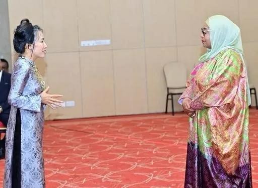 L'ambassadrice Vu Thanh Huyen (à gauche) et la présidente tanzanienne Samia Suluhu Hassan. Photo : baoquocte.vn