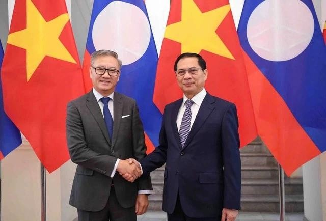 Le vice-Premier ministre et ministre des Affaires étrangères (AE), Bui Thanh Son (à droite) et le ministre lao des AE, Thongsavanh Phomvihane. Photo : VNA