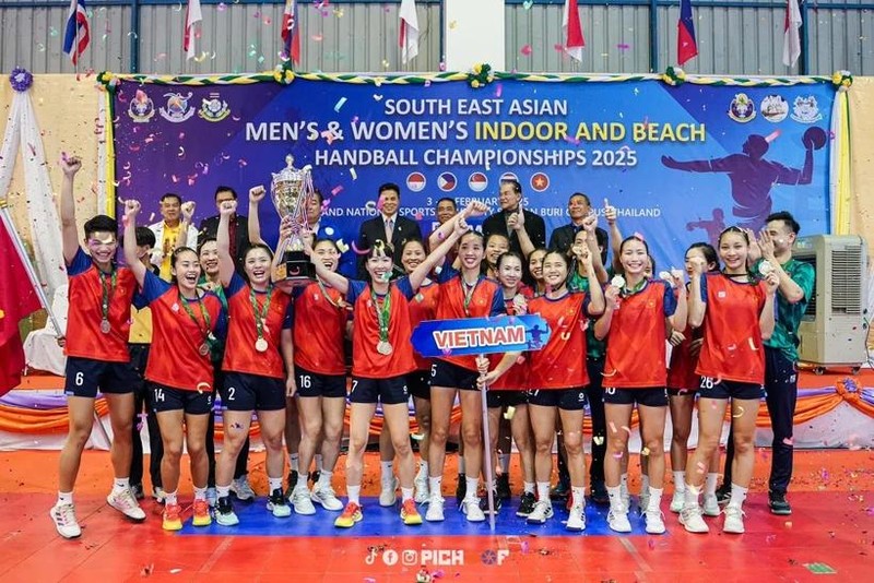 L’équipe féminine vietnamienne de handball célèbre son titre de championne d’Asie du Sud-Est. Photo : thethaovietnamplus.vn