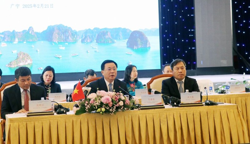 Nguyên Xuân Thang, membre du Bureau politique, président du Conseil théorique central et directeur de l'Académie nationale de politique Ho Chi Minh, a reçu le 20 février à Ha Long Chen Gang, membre du Comité central du PPC.