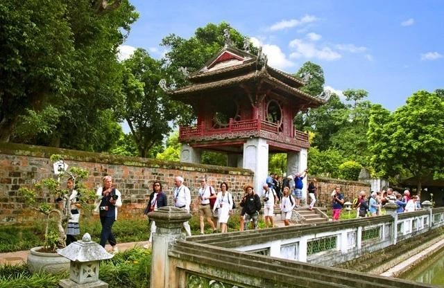 Touristes visitant le temple de la Littérature, à Hanoi. Photo : VGP.