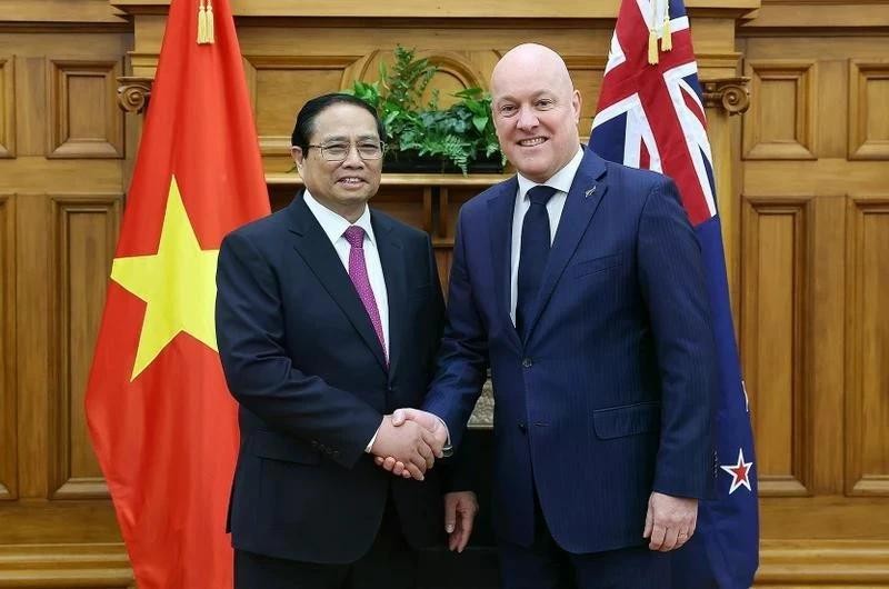 Le Premier ministre de Nouvelle-Zélande Christopher Luxon (droite) et son homologue du Vietnam Pham Minh Chinh. Photo : VNA.