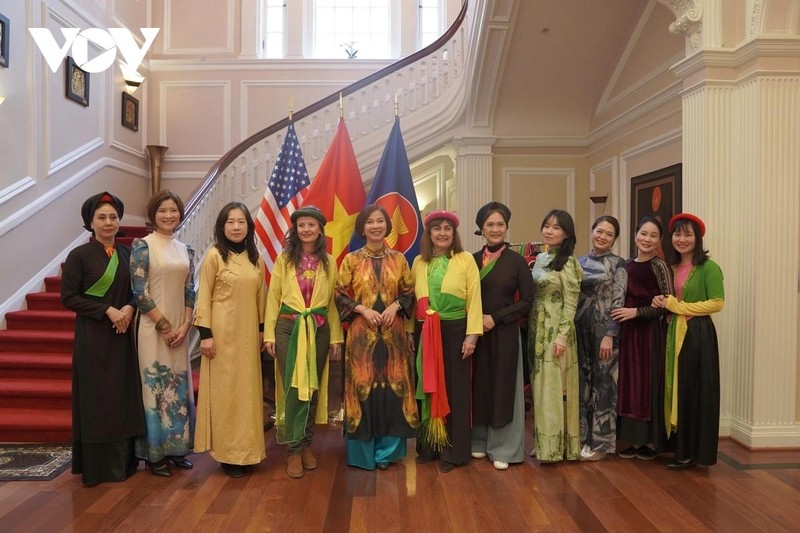 Tran Thi Bich Van, épouse de l’ambassadeur du Vietnam aux États-Unis, et ses invités en costumes traditionnels vietnamiens. Photo : VOV