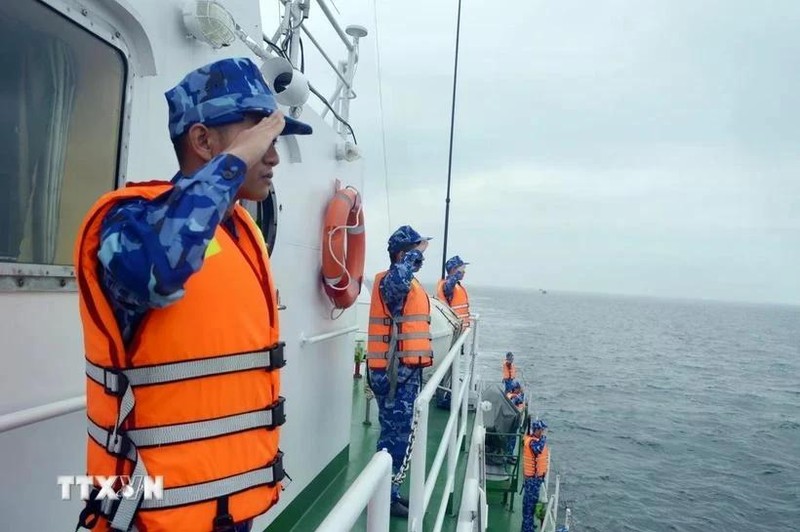 Des garde-côtes vietnamiens patrouillent dans les eaux au nord du golfe du Tonkin. Photo : VNA.