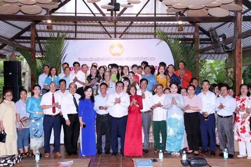 Des responsables de Hô Chi Minh-Ville, des familles vietnamiennes, des étudiants laos, cambodgiens participent au Programme de “Famille vietnamienne avec les étudiants laos et cambodgiens poursuivant leurs études à Hô Chi Minh-Ville”. Photo : VNA.