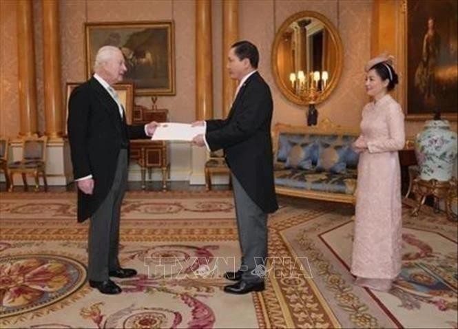 L'ambassadeur du Vietnam au Royaume-Uni, Dô Minh Hùng, présent ses lettres de créance au roi Charles III au palais de Buckingham, à Londres. Photo: VNA