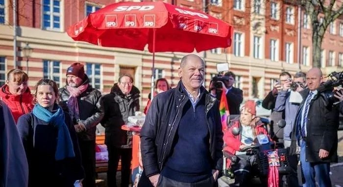 Olaf Scholz, actuel chancelier allemand, s'exprime devant les médias à Potsdam, sa ville natale, avant les élections générales du 23 février 2025. Photo : DW.