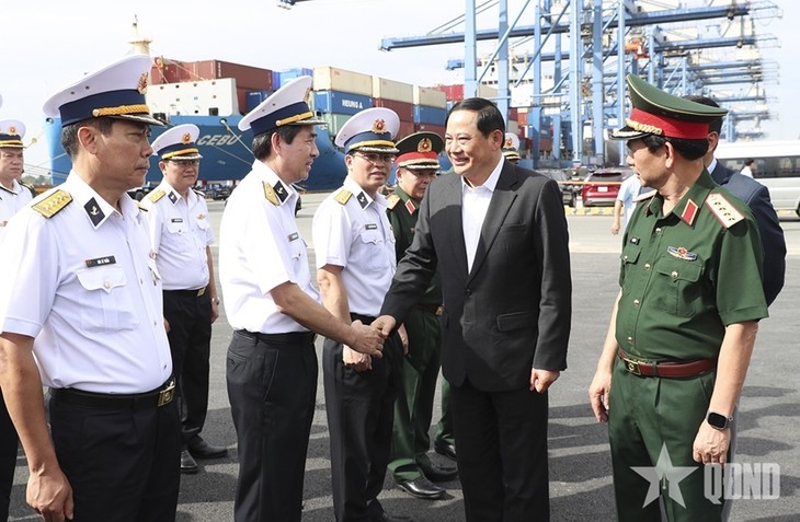 Les dirigeants de la Marine vietnamienne et de la Société des Ports de Saïgon accueillent le Premier ministre du Laos, Sonexay Siphandone. Photo : qdnd.vn