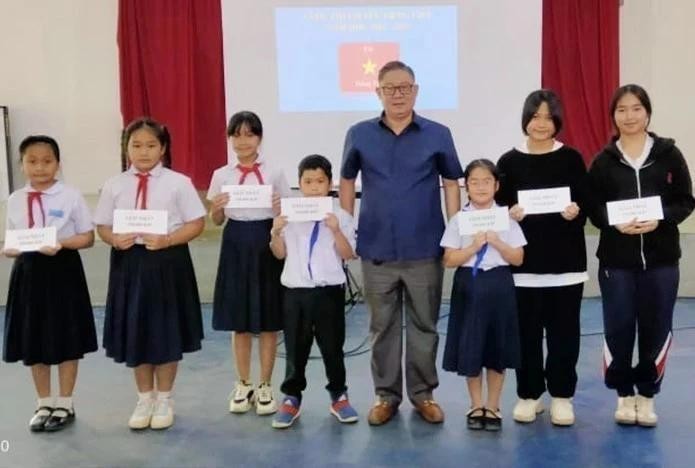 Des étudiants lao participent au concours « J'aime la langue vietnamienne ». Photo : VNA.