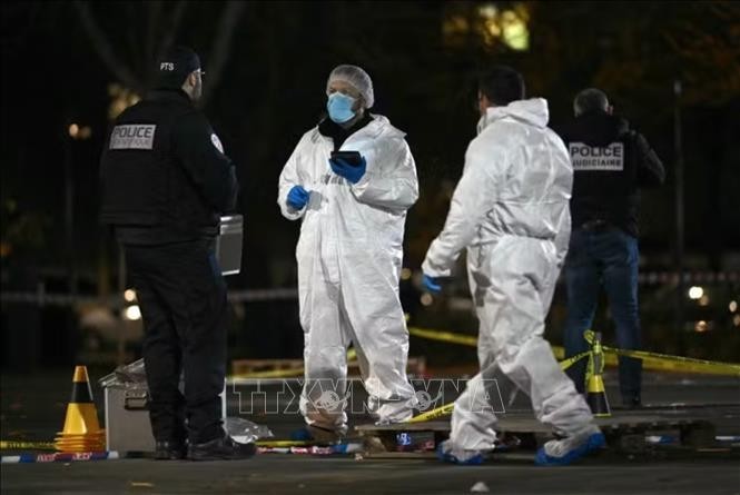 La police enquête sur les lieux de l'attaque à l'arme blanche à Mulhouse, dans l'est de la France, le 22 février 2025. Photo : The Guardian.