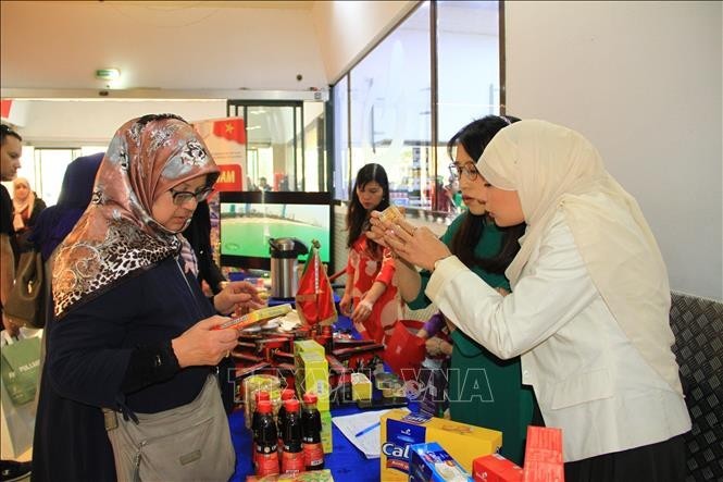 Des consommateurs algériens s'informent sur les produits vietnamiens lors de l'événement. Photo : VNA.