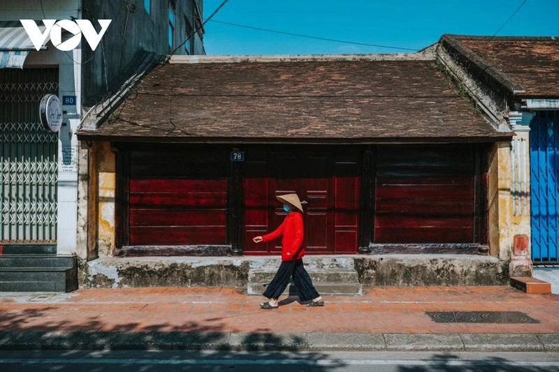 L’ancienne rue de Bach Dang a été créée au 19e siècle, sous la dynastie Nguyên, et abrite de nombreuses œuvres architecturales uniques, imprégnées d'un style asiatique. Les maisons anciennes aux toits de tuiles moussues, les petites routes pavées de briques, ainsi que l'espace paisible le long de la rivière des Parfums créent une scène pittoresque. Photo : VOV.