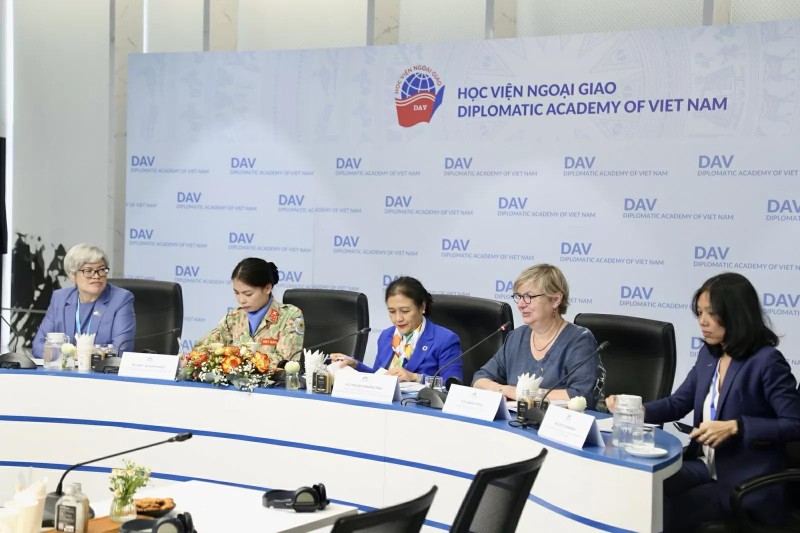 Table ronde placée sous thème « Femmes, paix et sécurité - transformation numérique pour une paix durable ». Photo : baoquocte.vn