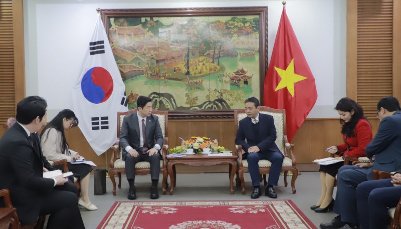 Séance de travail entre le ministre de la Culture, des Sports et du Tourisme, Hoang Dao Cuong et Jin Jong-Oh, membre de l’Assemblée nationale sud-coréenne. Photo : toquoc.vn