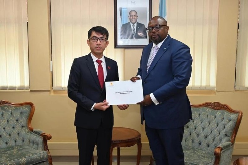 L'ambassadeur du Vietnam en Afrique du Sud et au Botswana, Hoang Sy Cuong (gauche), et le ministre des Affaires étrangères du Botswana, Phenyo Butale. Photo : VNA.