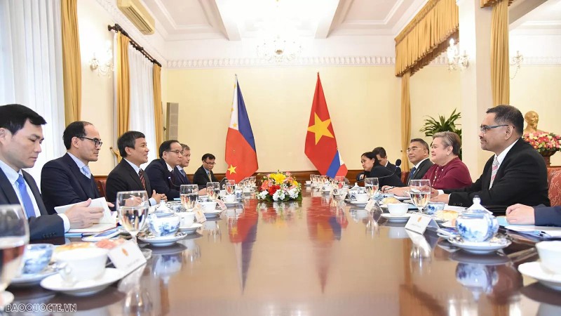 Séance de travail entre le vice-ministre permanent des AE, Nguyen Minh Vu, et la vice-ministre philippine des AE, Ma. Theresa P. Lazaro. Photo : baoquocte.vn