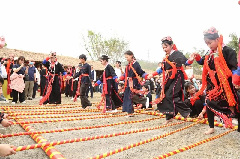 La danse au bâton de bambou lors de la Fête. Photo : NDEL.