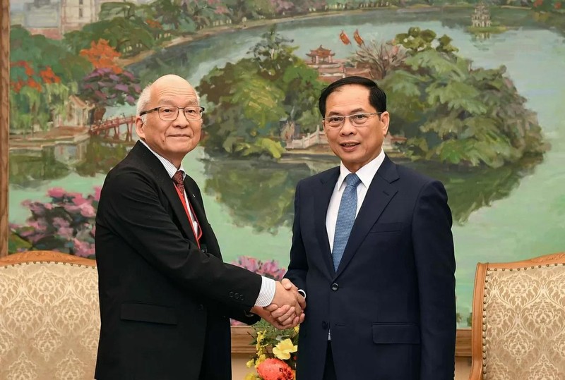 Le vice-Premier ministre et ministre des Affaires étrangères Bui Thanh Son (à gauche) et Kuratomi Sumio, président de la Fédération économique de Kyushu (Japon). Photo : baoquocte.vn