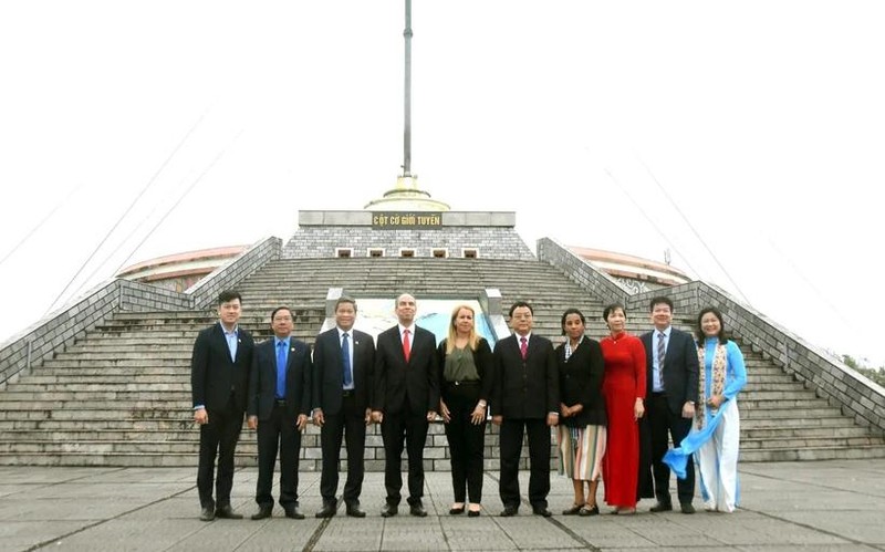 Rogelio Polanco Fuentes, ambassadeur de Cuba au Vietnam à la tête d’une délégation de haut rang du Centre des travailleurs de Cuba est en tournée de travail à Quang Tri. Photo : VNA.