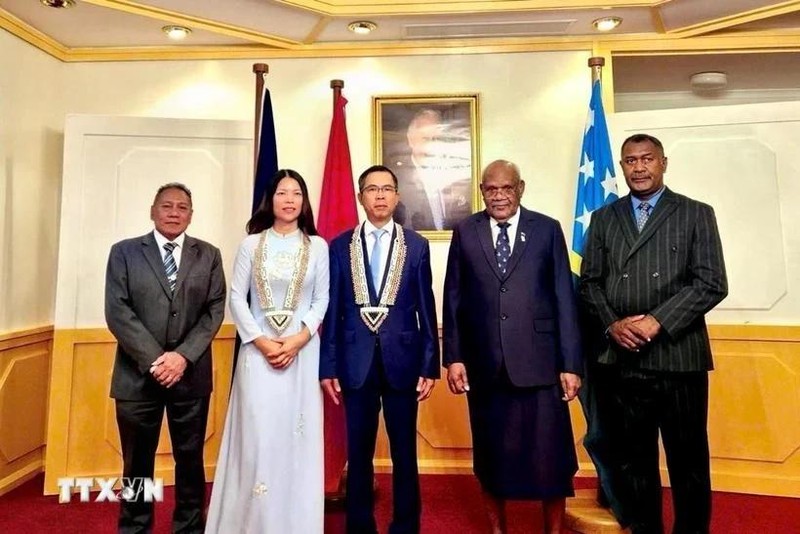 L'ambassadeur du Vietnam en Australie et aux Îles Salomon, Pham Hung Tam (centre) présente ses lettres de créance au gouverneur général et président du Parlement des Îles Salomon, John Patteson Oti, à Honiara, capitale des Îles Salomon, le 5 mars. Photo : VNA.