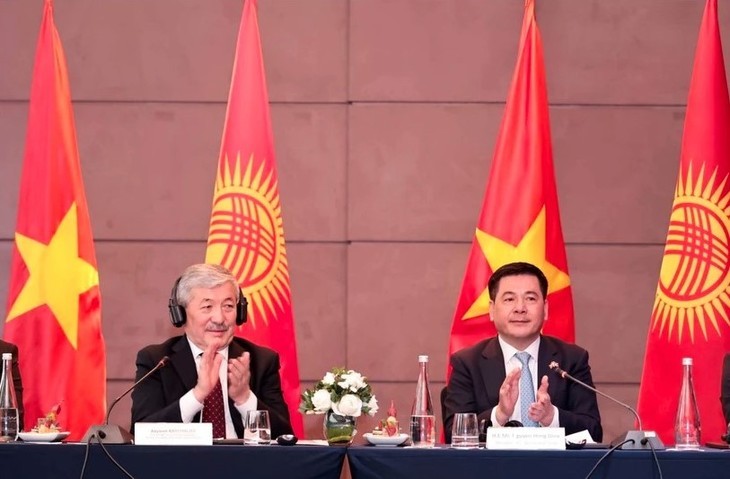 Le Premier ministre kirghize Adylbek Kasymaliev ( à gauche) et le ministre de l'Industrie et du Commerce, Nguyên Hông Diên. Photo : VNA.