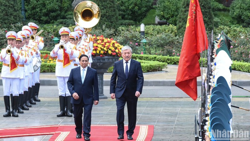 Les deux Premiers ministres vietnamien et kirghize lors de la cérémonie d'accueil. Photo : NDEL.