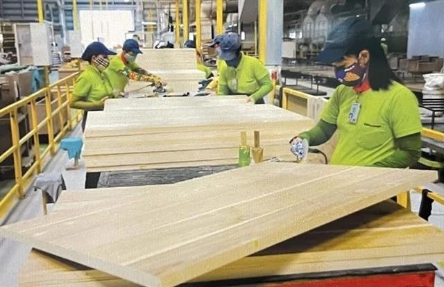 Ouvriers travaillant dans une usine de bois dans la province méridionale de Binh Duong. Photo : VNA.