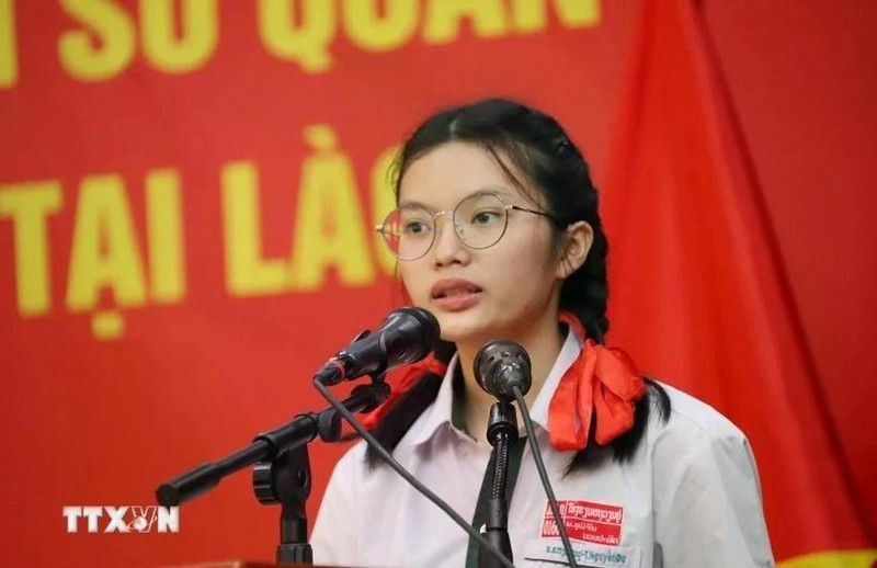 Une élève représentant des bénéficiaires de bourse Vu A Dinh au Laos exprime ses remerciements. Photo: VNA