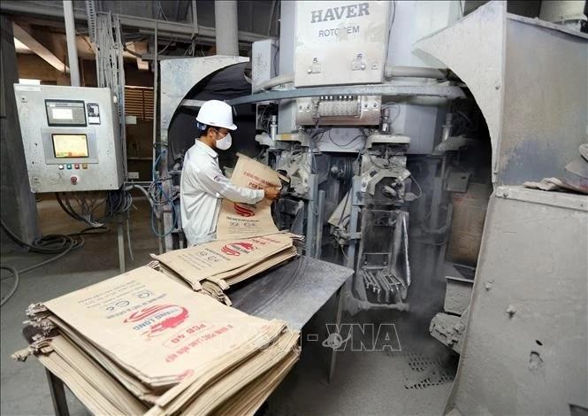 Ligne de production de ciment chez la Compagnie par actions de ciment de Thang Long, à capitaux indonésiens, dans la province de Quang Ninh. Photo : VNA