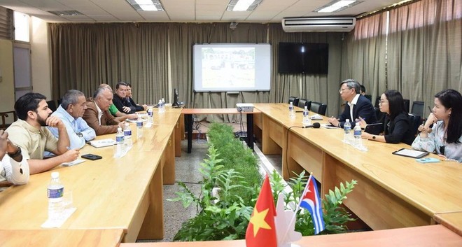 La séance de travail entre l'ambassadeur vietnamien à Cuba, Le Quang Long, et le gouverneur de la province cubaine d'Artemisa, Ricardo Concepción Rodríguez. Photo: VNA