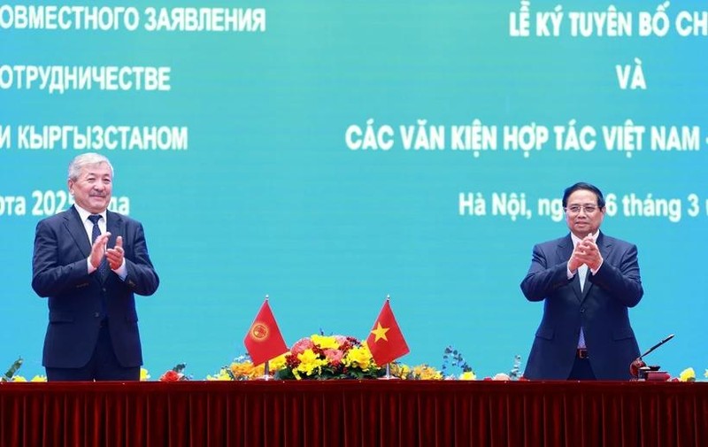 Le Premier ministre vietnamien Pham Minh Chinh (droite) et son homologue kirghize Adylbek Kasymaliev. Photo : VNA