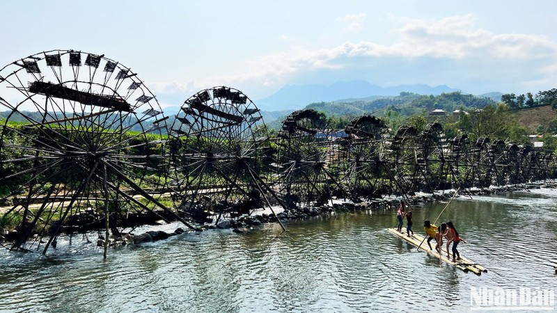 Le village de Na Khuong est à 9 km de la ville de Tam Duong et à 40 km de la ville de Sa Pa (Lao Cai). C'est un avantage pour le développement du tourisme, car non seulement les touristes qui font un voyage organisé mais aussi les touristes indépendants peuvent facilement venir explorer. Photo : NDEL.