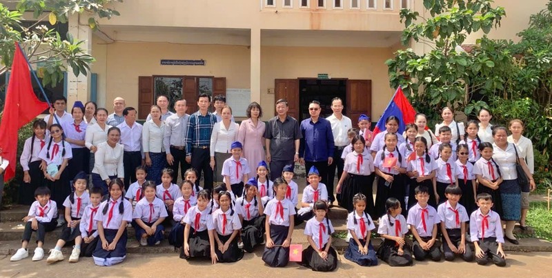 L’ambassadeur Nguyen Minh Tam et la délégation à l’école primaire de l’amitié Laos-Vietnam. Photo : baothoidai.com.vn