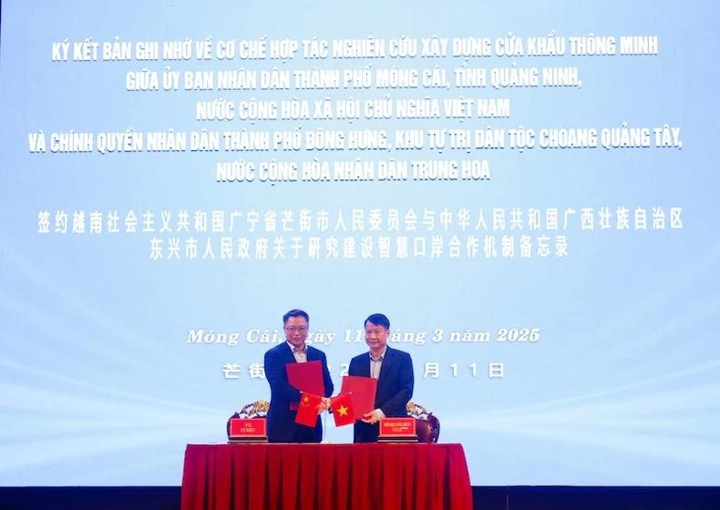 Les dirigeants de la ville de Mong Cai (Vietnam) et de la ville de Dongxing (Chine) signent un protocole d'accord sur le mécanisme de coopération et la recherche pour le développement de postes frontières intelligents. Photo : NDEL.