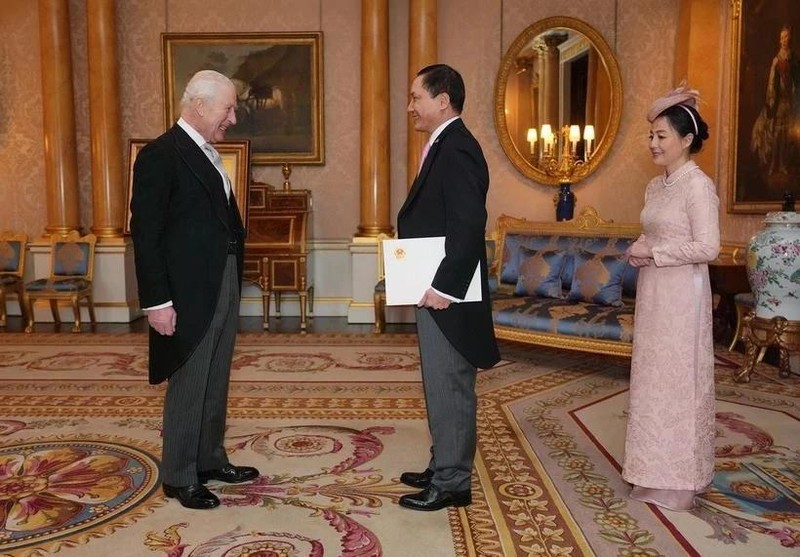 L'ambassadeur du Vietnam au Royaume-Uni, Dô Minh Hùng, présente ses lettres de créance au roi Charles III. Photo : Maison royale du Royaume-Uni.