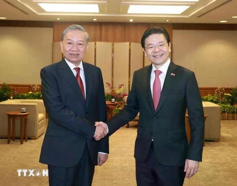 Le Premier ministre singapourien et secrétaire général du Parti d'action populaire de Singapour (PAP), Lawrence Wong (droite) et le secrétaire général du PCV Tô Lâm. Photo : VNA.