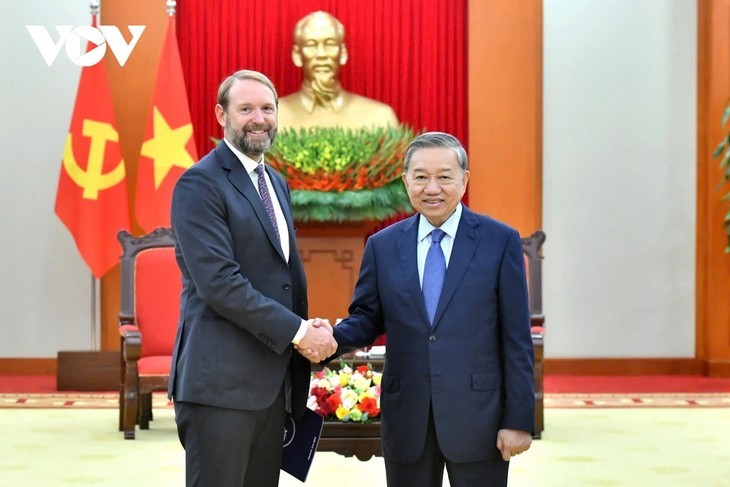 Le secrétaire général Tô Lâm (à droite) et Nate Franklin, fondateur et président du groupe américain Pacifico Energy. Photo : VOV.