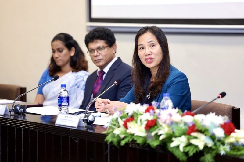 L'ambassadrice du Vietnam au Sri Lanka, Trinh Thi Tâm, prend sa parole à la cérémonie, le 11 mars au Sri Lanka. Photo : VNA.