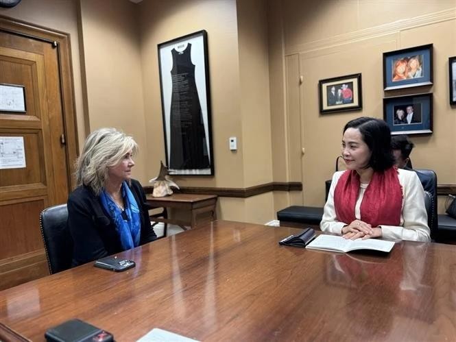 La vice-présidente de l'Assemblée nationale, Nguyen Thi Thanh (droite), et la sénatrice Marsha Blackburn. Photo : VNA.