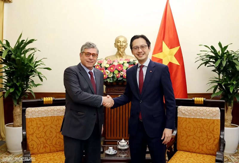 Le vice-ministre des Affaires étrangères, Do Hung Viet (à droite) et l'ambassadeur du Brésil au Vietnam, Marco Farani. Photo : baoquocte.vn