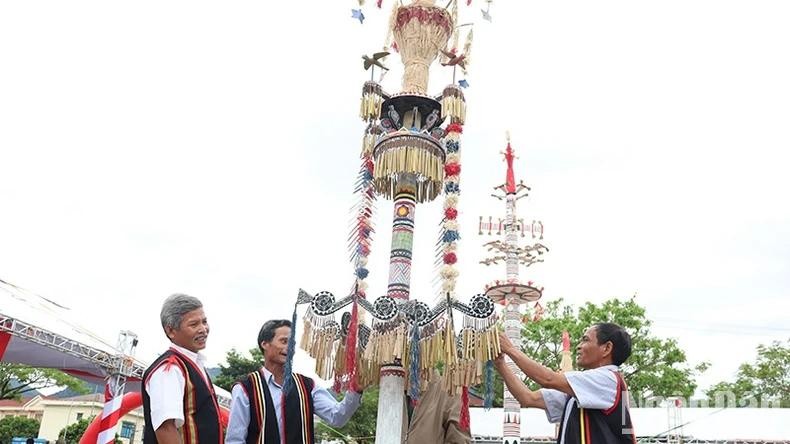 L’arbre Neu de l'ethnie Co est un élément décoratif unique, exemple typique de l'art visuel populaire des vastes régions de Truong Son et des Hauts Plateaux du Centre. Photo : NDEL.