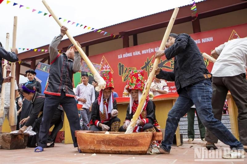 Les gens participent au concours de pilage de gâteaux de riz, une activité traditionnelle lors de la Fête « Kiêng gio ». Photo : NDEL.
