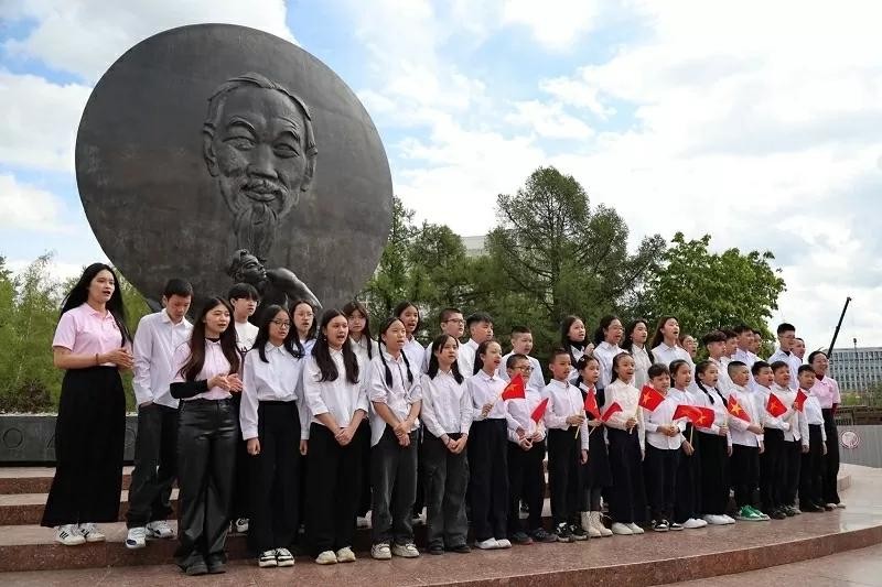 Des membres de la classe de la langue vietnamienne « Vui » chantant la chanson « Qui aime l'Oncle Ho Chi Minh plus que les enfants ? ». Photo : baoquocte.vn